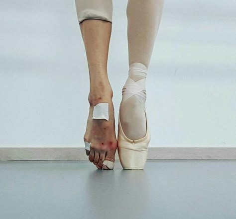 Dancer Lifestyle, The Black Swan, Ballet Pointe Shoes, Ballet Pictures, Ballet Beauty, Im Obsessed, Ballet Inspiration, Dancing Aesthetic, Ballet Photography