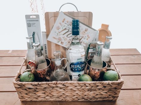 Moscow Mule themed gift basket for bridal showers, house warming parties, or birthday parties. Themed Bridal Shower Gift Baskets, Moscow Mule Basket Gift Ideas, Moscow Mule Basket, Moscow Mule Gift Basket, Moscow Mule Gift, Booze Bouquet, Raffle Gift Basket Ideas, Alcohol Gift Baskets, Theme Baskets