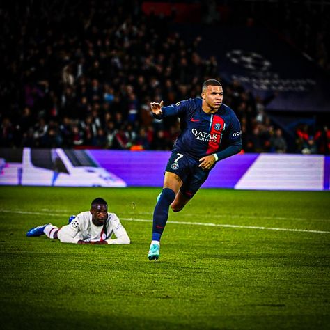 Footballers Celebrating, Mbappe Celebration, Mbappe Kylian, Psg Mbappe, American Football Cleats, French Football Players, A.c. Milan, Football Images, Football Love