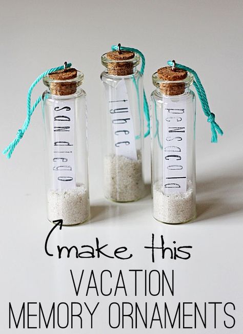 Love these tiny apothecary jars, with sand from our vacations.  Maybe not as ornaments, but to save just a tiny bit, with the little slip saying where. Memory Ornaments, Deco Marine, Art Coquillage, Vacation Memories, Beach Christmas, Diy Spring, Memorial Ornaments, Beach Crafts, Apothecary Jars