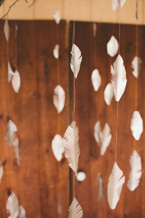 bohemian wedding ideas with feather backdrops Feather Wedding Decorations, Feather Garland, Boda Diy, Feather Wedding, Boho Party, Diy Backdrop, Wedding Boho, White Feathers, Bohemian Wedding