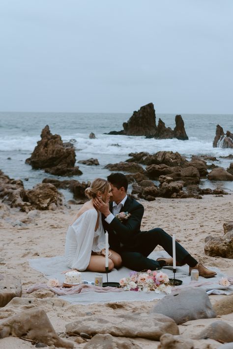 Beach Picnic Wedding, Beach Wedding Picnic, Elopement Photoshoot Beach, Elopement Beach, Wedding Beach Picnic, Beach Wedding Elopement, Wedding Beach Photos, Beach Picnic Couple Photo Ideas, Eloping On The Beach