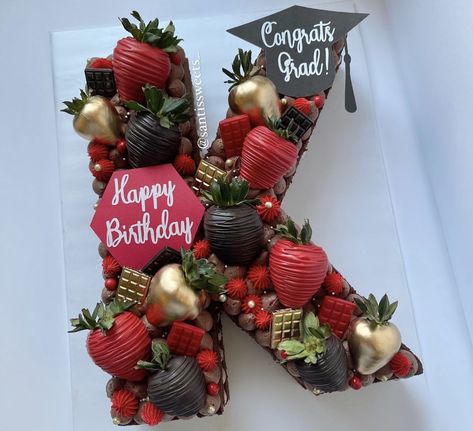 Strawberry Display, Strawberry Cake Pops, Alphabet Cake, Strawberry Box, Chocolate Covered Strawberries Bouquet, Letter Cake, Strawberry Gifts, Cookie Cakes, Cupcake Decoration