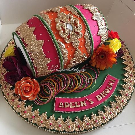 Mendhi Thaal, Desi Wedding Cake, Mehendi Cake, Pakistani Mehndi Decor, Wedding Cake Aesthetic, Dholki Ideas, Mehndi Plates, Indian Cakes, Wedding Poetry