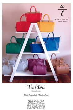 Handbag Display Ideas Retail Pop Up, Hand Bag Display Ideas, Boutique Purse Display Ideas, Bag Stand Display, Bag Display Ideas, Handbag Display Ideas, Bag Showroom, Bag Store Display, Handbag Stand