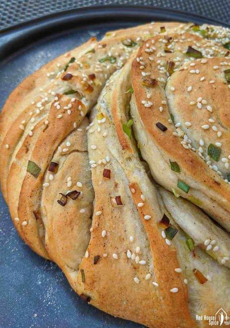 Scallion bread, an easy recipe Scallion Bread, Family Dinner Planning, Bread Oven, Desserts With Biscuits, Cooking Bread, Appetizers Easy Finger Food, Holiday Dinners, Vegan Bread, Chinese Recipes