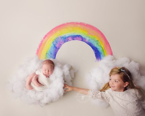 Rainbow Baby Photography, Sibling Photoshoot, Baby Announcement Grandparents, Baby Newborn Photography, Rainbow Baby Announcement, Newborn Photography Boy, Monthly Baby Photos, Newborn Studio, Newborn Baby Photoshoot