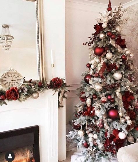 Christmas Interior Decor, Elegant Christmas Tree Decorations, Flocked Tree, Christmas Tree Inspo, Pretty Christmas Decorations, Christmas Traditions Family, Elegant Christmas Trees, Christmas Interiors, Christmas Tree Inspiration