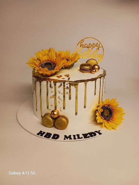 Sunflowers cake Sunflower Cake Ideas Birthday, Sunflower Theme Cake, Sunflower Cake Design, Sunflower Birthday Cakes, Gold Macarons, 20 Birthday Cake, Birthday Daughter, Sweet Corner, 40th Birthday Cakes