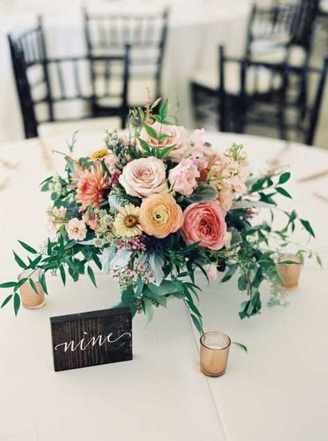 Rustic ranunculus and rose wedding table centerpieces: http://www.stylemepretty.com/little-black-book-blog/2016/11/28/big-sky-montana-destination-wedding/ Photography: Simply Sarah - http://simplysarah.me/ Tafel Decor, Flowers And Greenery, Wedding Floral Centerpieces, Wedding Table Flowers, Bohemian Flowers, Flower Centerpieces Wedding, Ceremony Decor, Wedding Table Decorations, Deco Floral