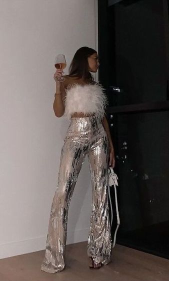 casual Christmas party outfit: fluffy top and silver sequin pants Glitz And Glam Outfit, Beyonce Concert Outfit, Look Disco, Casual Christmas Party, Casual Christmas Party Outfit, Silver Pants, Chique Outfit, Makeup Tip, Christmas Party Outfit