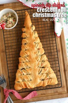 This festive, party-perfect, pull-apart Spinach Dip Stuffed Crescent Roll Christmas Tree is s fun way to serve up your favorite cheesy spinach dip round the holidays! Crescent Roll Christmas Tree, Cheesy Spinach Dip, Roll Christmas Tree, Tree Spinach, Cheesy Spinach, Crescent Roll Recipes, Crescent Roll, Spinach Dip, Holiday Appetizers