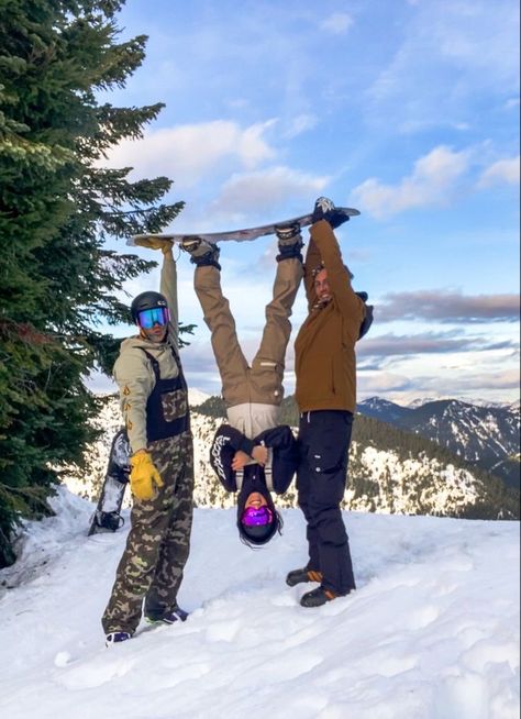 Winter Ski Trip Aesthetic, Ski Friends Pictures, Cool Snowboarding Pictures, Skiing Pics With Friends, Snowboarding Picture Ideas, Ski And Snowboard Pictures, Snow Boarding Pictures, Ski Trip Aesthetic Friends, Things To Do In The Winter With Friends