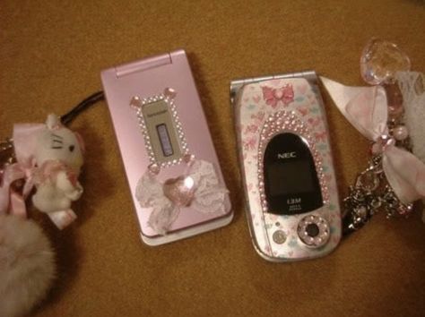 2000s Phone, Flip Phone Aesthetic, Y2k Phone, Retro Phone, Gyaru Fashion, 2000s Aesthetic, Flip Phone, Flip Phones, Y2k Aesthetic