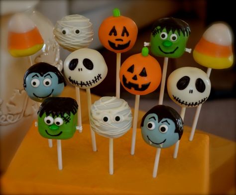 Halloween cakepops- Super cute designs - don't know if I could do it that well! :-) Halloween Treats Cake Pops, Halloween Pop Cakes, Cake Pops Designs Halloween, Cake Pops Halloween Cakepops, Halloween Popcakes, Halloween Themed Cake Pops, Halloween Cakepops Ideas, Spooky Cake Pops, Halloween Cake Pop Ideas