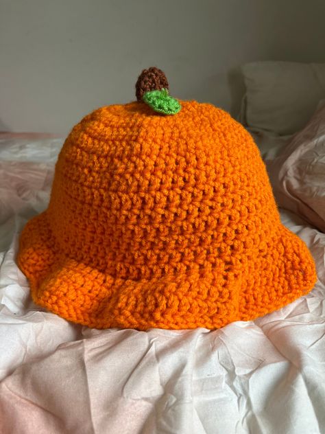 This crocheted pumpkin bucket hat is perfect for the fall!! Crochet Fall Bucket Hat, Fall Clothes Crochet, Pumpkin Bucket Hat Crochet, Halloween Inspired Crochet, September Crochet Ideas, Crochet Pumpkin Bucket Hat, Fall Crochet Market Ideas, Fall Theme Crochet, Crochet Projects Fall