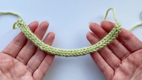 Learn how to knit i-cord with this 4 min video tutorial and step by step guide with pictures. Knit i-cord of any length & thickness in 3 easy steps. Knitted Icord Tutorial, How To Knit I Cord, How To Knit Icord, Knit I Cord Tutorial, I Cord Knitting, Icord Knitting Edge, I Cord Bind Off Knitting, I Cord Bind Off In The Round, How Do You Knit