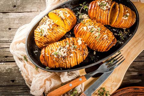 Hasselbackspotatis - bästa receptet | Aftonbladet Citron Recept, Accordion Potato, Kid Friendly Salad, Irish Cheddar, Hasselback Potatoes, Quick And Easy Soup, Potato Rice, Braised Short Ribs, Tasty Bites