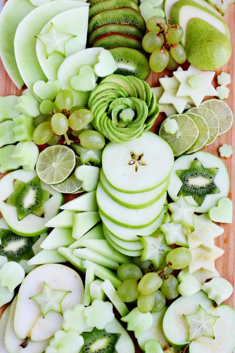 Green fruit platter Fruit Platters, Fruit Platter Designs, Fruit Peeler, Rainbow Fruit, Charcuterie Inspiration, Party Food Platters, Charcuterie Recipes, Veggie Tray, All Fruits