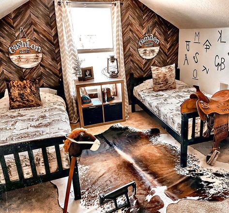 Rod's Western Palace on Instagram: “Bedroom inspiration brought to you by @chelseyswesternvibes How cute are the Tumbleweed quilts in her boys’ room? We love seeing how you…” Western Boys Room, Western Kids Rooms, Room Inspo Modern, Western Room Ideas, Cowboy Bedroom, Cowboy Room, Western Bedrooms, Ranch House Decor, Western Bedroom Decor