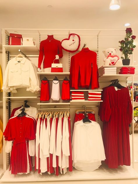 Visual Merchandising Ideas Clothing Store Displays, Visual Merchandising Displays Clothing, Charity Shop Display Ideas, Valentine Display, Boutique Store Displays, Visual Merchandising Fashion, Mexican Themed Weddings, Clothing Store Displays, Mommy Daughter Outfits