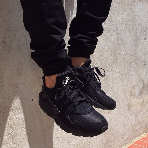 All black Nike Hauraches Nike Huarache Outfit, Huarache Outfit, Huaraches Outfit, Nike Shoes Huarache, All Black Nikes, Nike Heels, Black Huarache, Nike Shoes Girls, Footwear Design