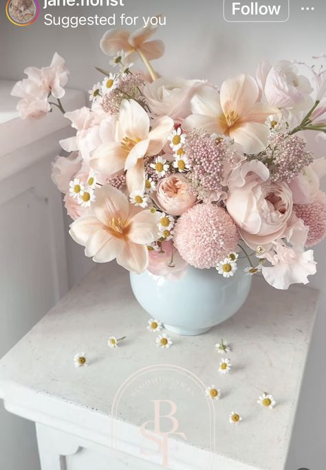 Cream Flowers Aesthetic, Luxury Flower Bouquets, Flowers Aesthetic, Blush Flowers, Cream Flowers, Pink Beige, Abstract Flowers, Pink Wedding, Amazing Flowers