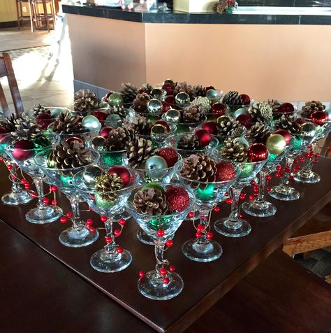 Christmas Martini Glass Centerpiece - DIY Martini Glass Decoration, Martini Glass Gift Ideas, Martini Centerpiece Ideas, Martini Glass Crafts, Martini Centerpiece, Christmas Martinis, Luncheon Decor, Holiday Card Design Inspiration, Wine Glass Christmas Decorations