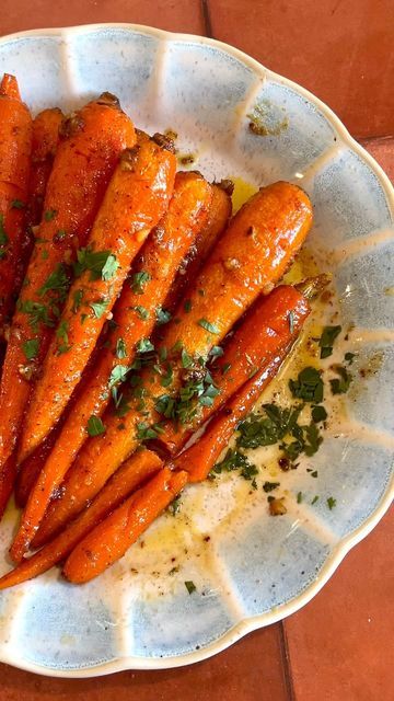 ‎♥️🇵🇸بنت فلسطين‎ on Instagram: "Honey Garlic Roasted Carrots  Something so easy yet delicious to make! Even my toddler asked for them and hes an anti carrots kind of kid.    Comment "recipe" to get it sent to your inbox!  #vegetarianrecipes #vegetarian #vegetarianfood #easyrecipes #veganrecipes #veganfood #thanksgivingfood #thanksgivingturkey #macncheese #mashedpotatoes #thanksgivingrecipes #carrots #honeygarlic #roastedvegetables #roastedveggies" Broccoli And Carrot Recipes, Honey Garlic Roasted Carrots, Garlic Roasted Carrots, Roasted Carrot, Carrot Recipes, Roasted Carrots, Honey Garlic, Christmas Cooking, Homemade Treats