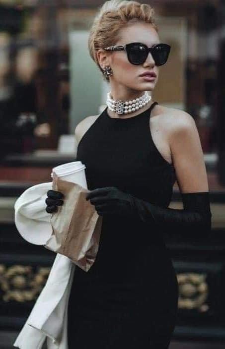 Black Dress And Pearls, Woman In Black, Paris Chic, High Society, Look Chic, Elegant Fashion, Look Fashion, Passion For Fashion, Classy Outfits