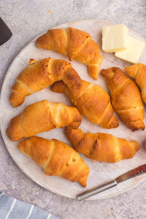 10-minute air fryer crescent rolls are the perfect complement to a family breakfast, holiday feast, and everything in between! No one can resist these golden, fluffy pastries. Crescent Roll Air Fryer, Air Fryer Crescent Rolls, Crescent Roll Breakfast, Crescent Roll Breakfast Recipes, Pillsbury Cinnamon Rolls, Breakfast Crescent Rolls, Simple Breakfast, Crescent Roll Recipes, Family Breakfast