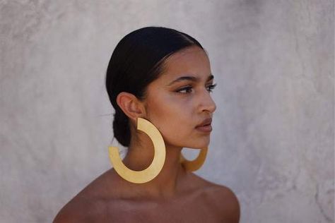 Style Année 80, Minimalistic Earrings, Oversized Hoop Earrings, Oversized Earrings, African Earrings, Earring Trends, Custom Earrings, Trendy Earrings, Large Hoop Earrings