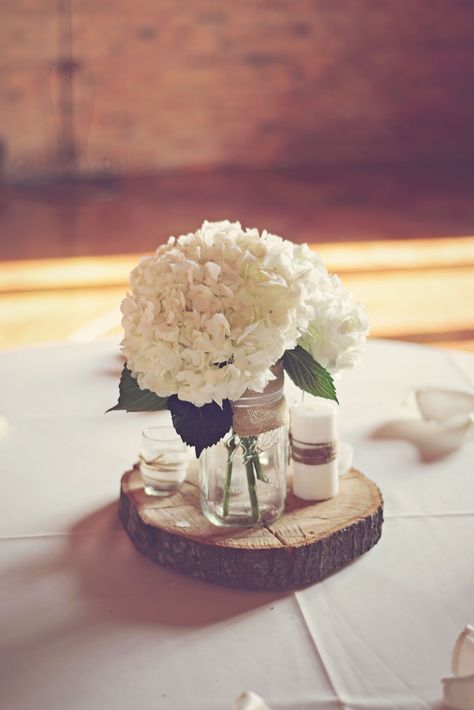 DIY Hydrangea and Wood Round Centerpiece (Keeping it nice and simple...let that hydrangea drink! Love hydrangeas but they need so much water!) Hydrangea Wedding Centerpieces, Hydrangea Centerpiece Diy, Diy Hydrangea, Hydrangea Centerpiece Wedding, Simple Centerpieces Diy, Hydrangea Wedding, Hydrangea Centerpiece, Centerpieces Diy, Tafel Decor