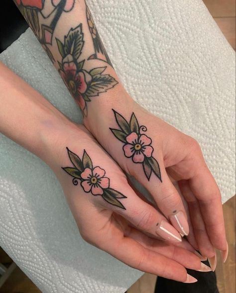 Tattoo Main, Traditional Hand Tattoo, Traditional Tattoo Inspiration, Hand And Finger Tattoos, Traditional Tattoo Sleeve, Muster Tattoos, Aesthetic Tattoo, Dope Tattoos, Matching Tattoos