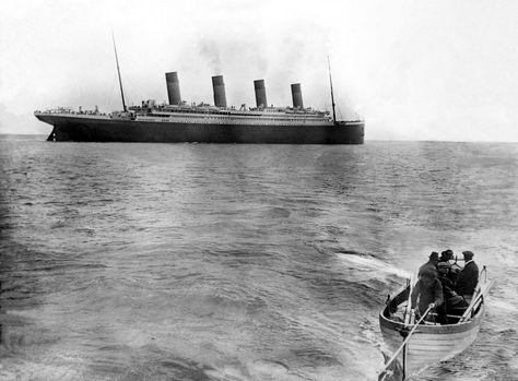 This is officially the last image taken of the Titanic as it left Cork Harbour before it sank on its maiden voyage in 1912. Titanic Photos, Photos Rares, Titanic History, Rare Historical Photos, Flatiron Building, The Titanic, Rms Titanic, Milla Jovovich, History Channel