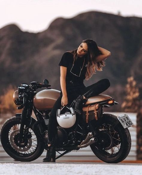 Motorcycle Riding Outfits, Nine T Bmw, Мотоциклы Harley Davidson, Cafe Racer Girl, Biker Photoshoot, Motorcycle Photography, Bike Photoshoot, Motorbike Girl, Sepeda Motor