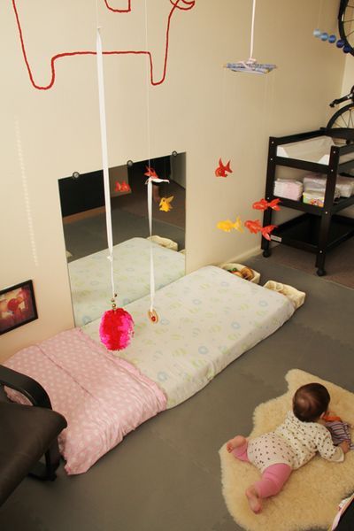 Montessori Infant room with limited space - How We Montessori Camera Montessori, Montessori Baby Room, Montessori Infant Room, Montessori Infant, Montessori Nursery, Montessori Home, Montessori Bedroom, Montessori Room, Infant Room