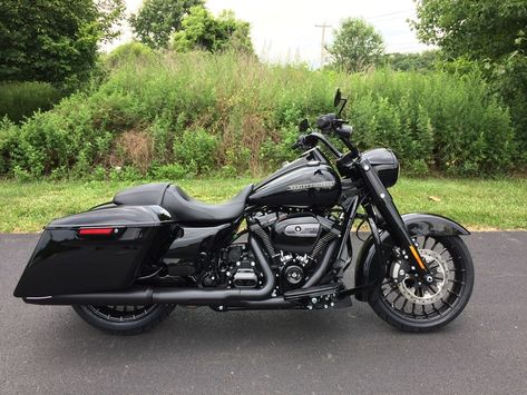 2018 Road King Special Vivid Black Harley Davidson Motorcycles Road King, Road King Special, Harley Davidson Road King, Harley Davidson Softail, Custom Motorcycles Harley, Street Glide Special, Road Glide Special, Harley Davidson Fatboy, Road King Classic