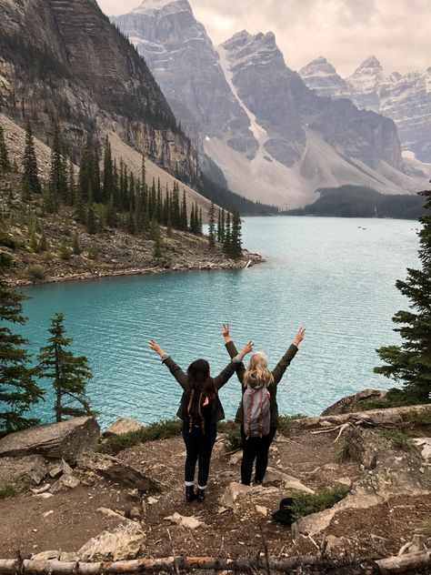 Traveling the world with your bestie >> Travel Friends Pictures, Bff Travel Aesthetic, Two Friends Traveling, Travelling The World With Friends, Traveling With Bestie Aesthetic, Travel Aesthetic With Bestie, Best Friends Hiking, Traveling The World With Best Friend, Best Friend Trip Aesthetic