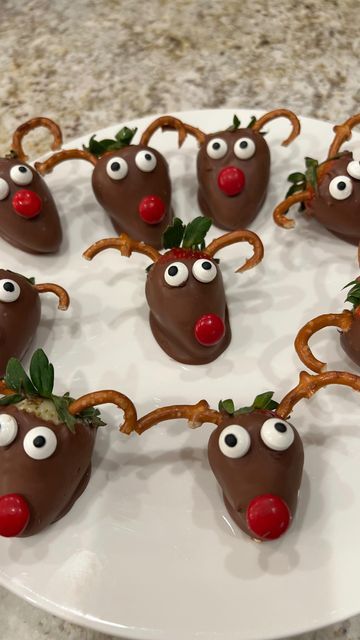 Zarina Gambino on Instagram: "Chocolate covered strawberry reindeers 🦌🍓🎄. Made with fresh strawberries, milk chocolate, and pretzel antlers, these Chocolate Covered Strawberry Reindeers are easy to make and guaranteed to be a hit! #strawberrytreats #chocololatecoveredstrawberries #christmasdessert #christmasstrawberries #holidaydesserts" Christmas Treats Strawberries, Reindeer Chocolate Covered Strawberries, Strawberry Santas With Cream Cheese, Fruit Covered In Chocolate, Fun Chocolate Covered Strawberries, Santa Chocolate Covered Strawberries, Strawberry Chocolate Christmas, Chocolate Covered Strawberries For Christmas, Christmas Dessert Trays For Party