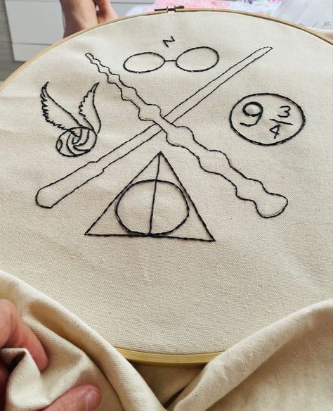 Harry potter hand made embroidery Harry Potter Punch Needle, Harry Potter Embroidery Designs, Harry Potter Embroidery Patterns Free, Embroidery Harry Potter, Embroidered Harry Potter, Harry Potter Embroidery Shirt, Embroidery Harry Potter Pattern, Embroidery Harrypotter, Broderie Harry Potter