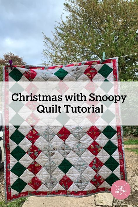 Snuggle up and keep warm with this gorgeous Snoopy Christmas quilt! Snoopy Quilt, Family Projects, Peanuts Christmas, Quilt Tutorial, Snoopy Christmas, Family Project, Christmas Quilt, Christmas Sewing, A Craft