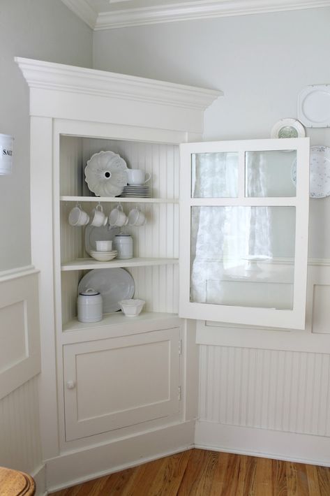 Make a fake built-in with 2 painted corner cabinets. Bedroom Furniture Redo, Cupboard Ideas, Dining Room Corner, Trendy Farmhouse Kitchen, Small Farmhouse Kitchen, Corner Hutch, Wicker House, Corner Cabinets, Trendy Farmhouse