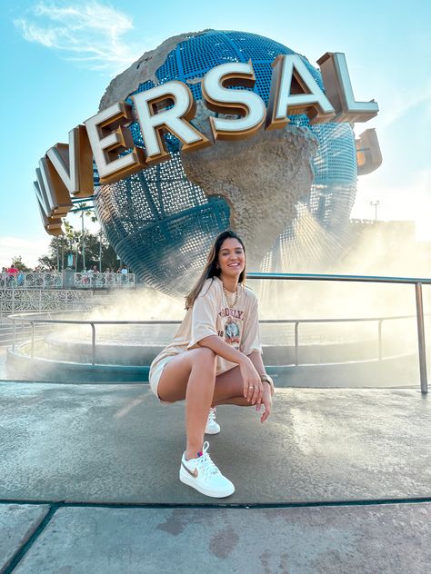 #orlando #universalstudios #park #disney #instagram #nikeairforce1 Orlando Instagram Pictures, Disney Instagram Post Ideas, Singapore Vacation, Universal Studios Outfit, Miami Orlando, Universal Studios Orlando Trip, Disney Poses, Orlando Photos, Singapore Photos