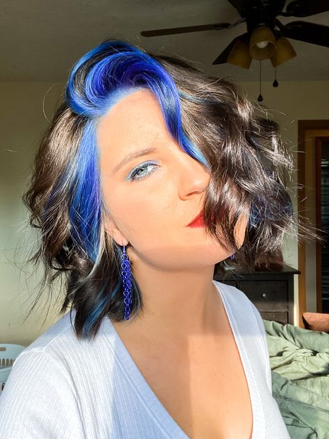 Blue Hair Highlights With Brown Hair, Blue Hair With Pink Money Piece, Dark Hair With Blue Money Piece, Blue And Brown Short Hair, Dark Brown Hair With Blue Money Piece, Brown Hair With Blue Front Pieces, Blue Hair Outfit Ideas, Brown Hair Blue Money Piece, Brown Hair With Blue Money Piece