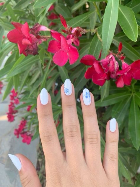 cred to ⋆ 𝓶𝓪𝓭𝓼 ⋆ Tropical Nails Short Simple, Beachy White Nails, White Nails With Flower Designs, Florida Vibe Nails, White Nails With Summer Designs, White Nails With Blue Design Simple, White Gel Nails With Flowers, White Nails With Hawaiian Flower, White Nails Hibiscus