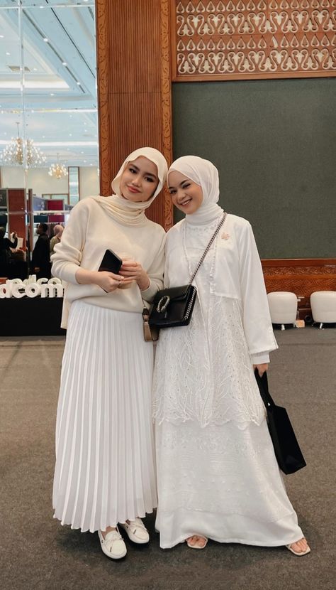 Plisket Skirt Outfit Hijab, Ootd Korean Style Hijab, Aesthetic Outfits Hijab, White Hijab, Outfit Ngampus, White Skirt Outfits, Fashion Identity, Mix Match Outfits, Street Hijab Fashion