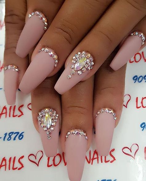 Neutral colors of nails are classic and with it you cna’t fail. Diamond Nail Designs, Nails Design With Rhinestones, Gold Nail, Nail Art Wedding, Gem Nails, Winter Nail, Diamond Nails, Nail Art Rhinestones, Acrylic Nail Art