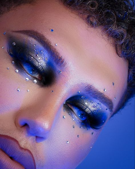 Celestial Makeup Aesthetic, Silver Halo Eye, Space Aesthetic Makeup, Black Halo Eye, Cyberpunk Eye Makeup, Silver Chrome Makeup, Silver Alien Makeup, Space Cowboy Makeup, Futuristic Makeup Sci Fi