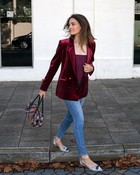 Topshop red velvet blazer Ginia RTW silk cami in wine burgundy. Worn by Inspiring Wit blogger Jenelle Burgundy Velvet Blazer Outfits, Red Velvet Blazer Outfit Women, Burgundy Blazer Outfit Woman, Maroon Velvet Blazer, Dress Like An Old Lady, Velvet Jacket Outfit, 80 Outfits, Velvet Blazer Outfit, Red Velvet Blazer